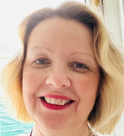 tarot reading woman shuffling tarot cards